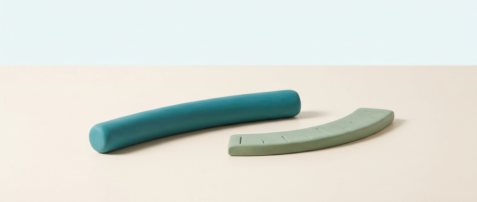 Illustration 3D d'une forme cylindrique souple légèrement courbée posée près d'un arc de mesure, évoquant l'évaluation d'une courbure pénienne