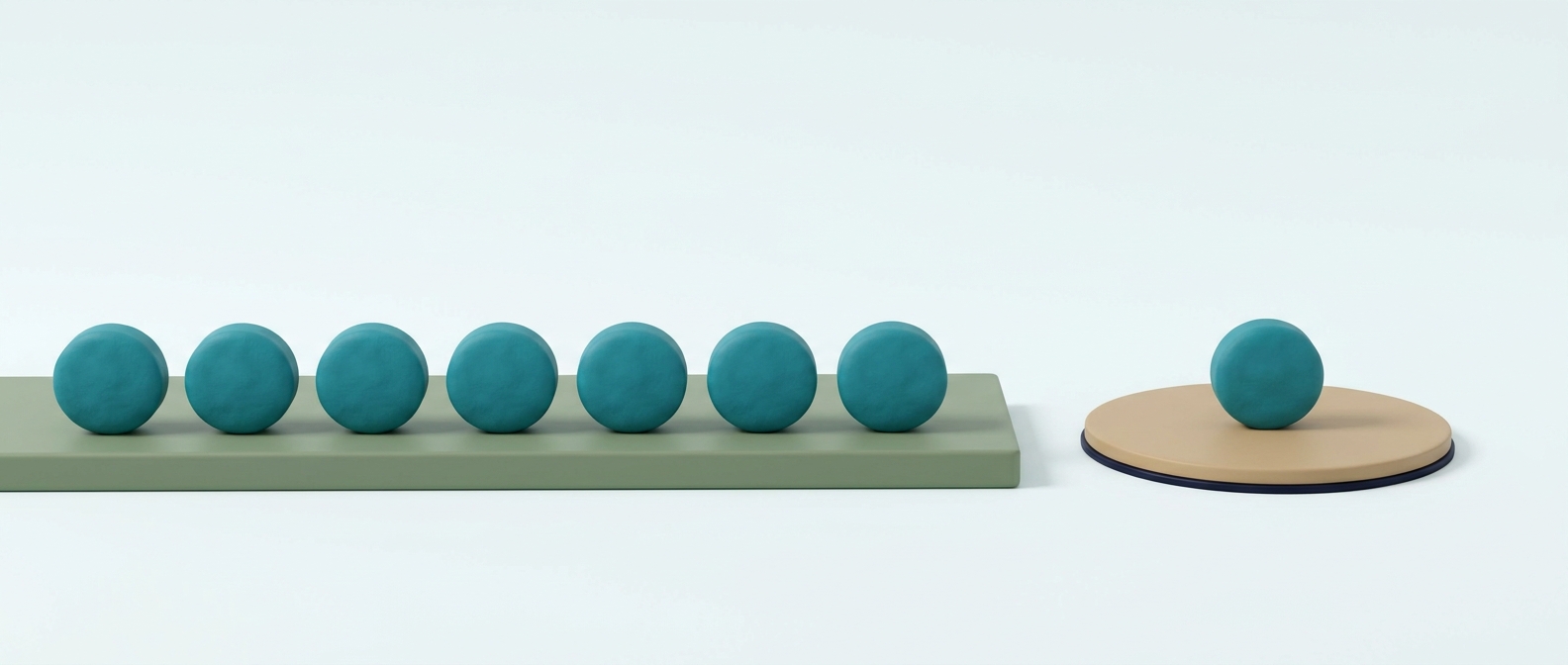 Illustration 3D en nature morte : une rangée de sept comprimés identiques face à un comprimé isolé, symbolisant le choix entre prise quotidienne et prise à la demande